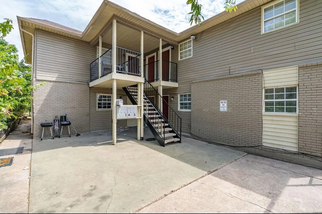 2 bed, 700 sqft, $1,160 — Photo 1