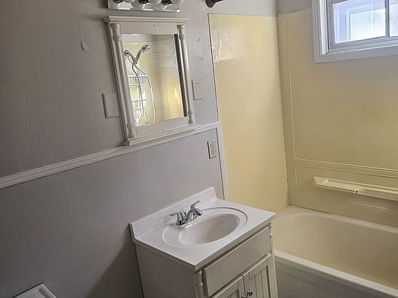 4th image of 1015 Ludington St #1