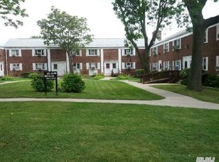 22130 Manor Rd, Queens Village, NY 11427