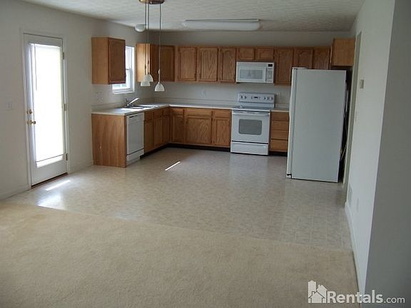 5th image of 953 Marcia Dr