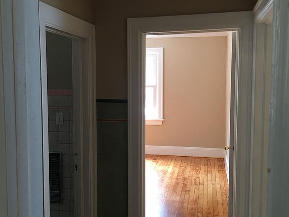 5th image of 218 Earl St