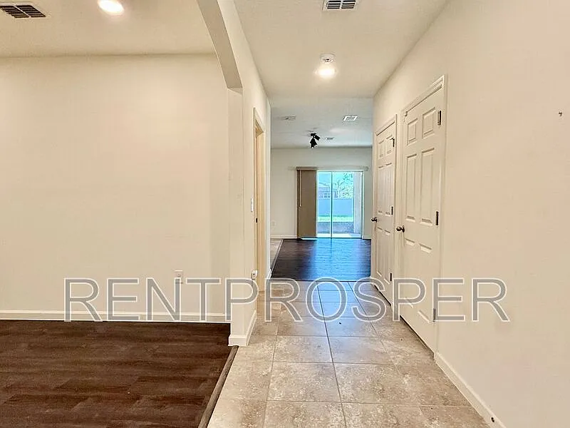 4 bed, 2.5 bath, 2498 sqft, $2,295 — Photo 4