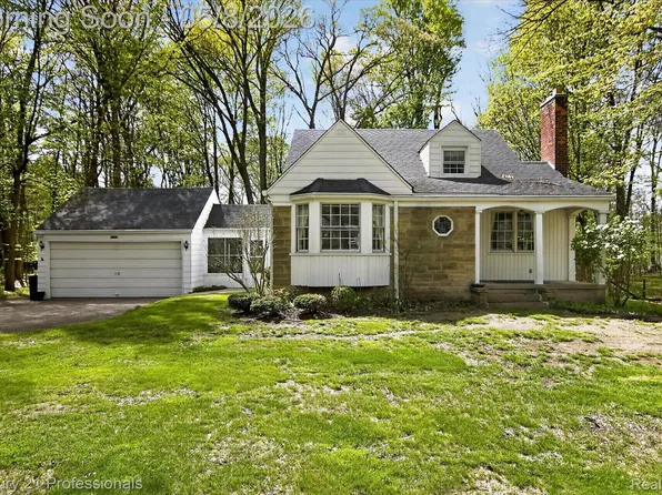 15985 Oak Dr, Livonia, MI 48154
