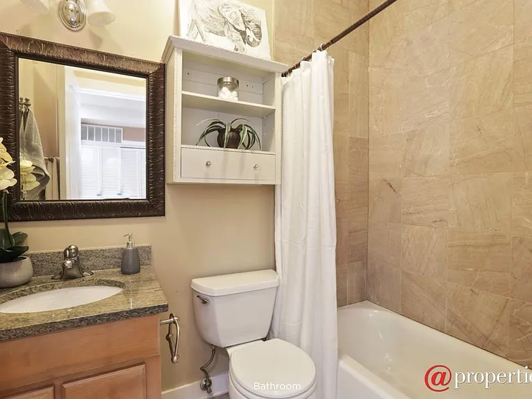 1430 N Maplewood Ave #302 — Photo 7