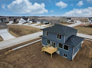 2965 Primrose Ln, Pella, IA 50219