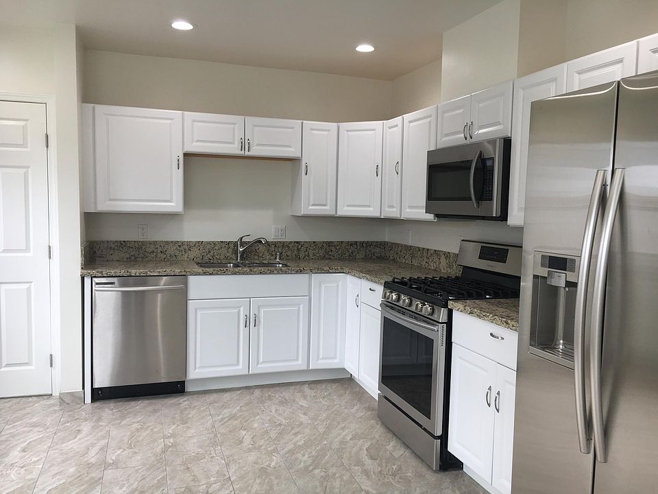 Note full size DISHWASHER!
