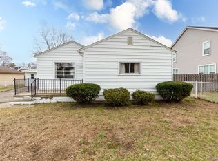 5765 Savoy Dr, Waterford, MI 48327