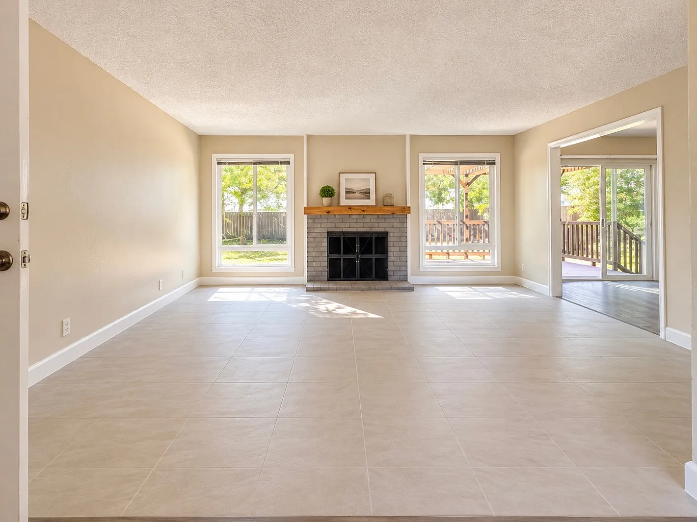 5 bed, 1610 sqft, $4,380 — Photo 3