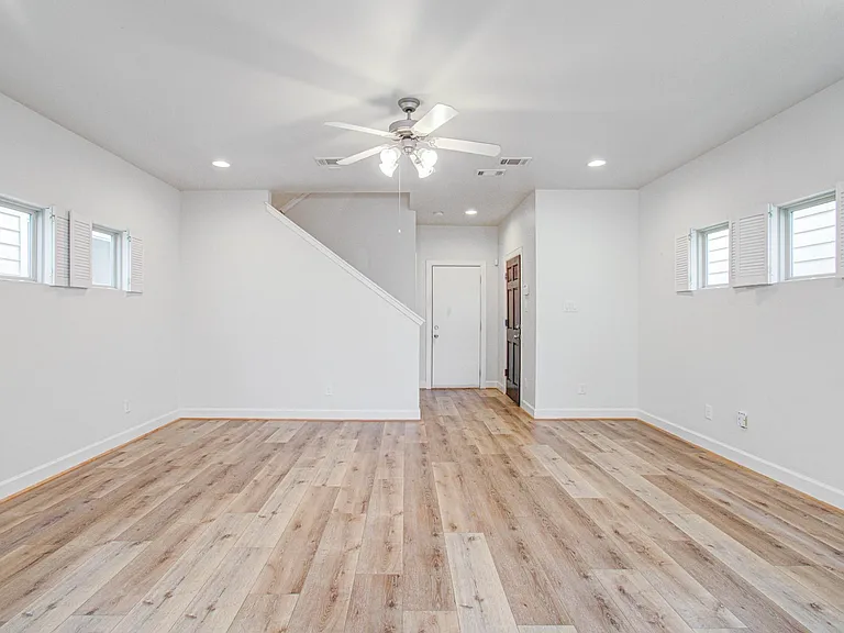 624 E 39th St — Photo 13