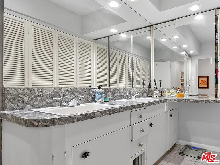 352 S Wetherly Dr — Photo 9
