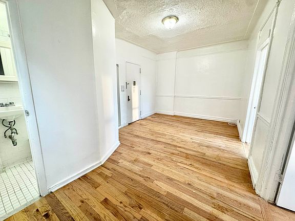 5th image of 124 31st St APT 2F