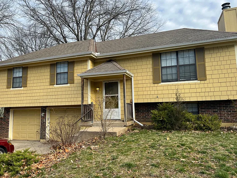 104 SE Flagstone Dr — Photo 1