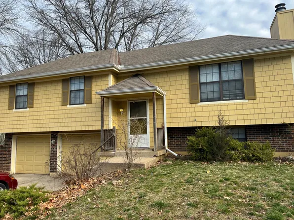 104 SE Flagstone Dr, Lees Summit, MO 64063