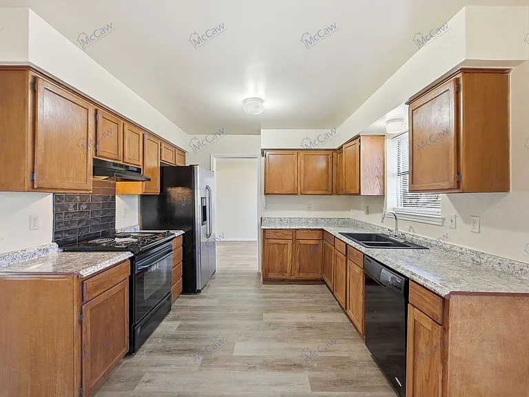 911 Wellridge Dr — Photo 8