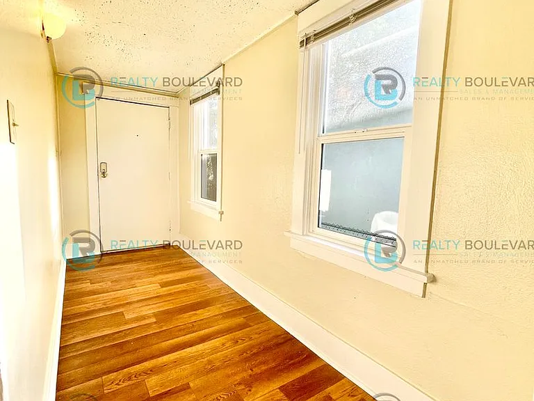 722 E 7th St — Photo 3