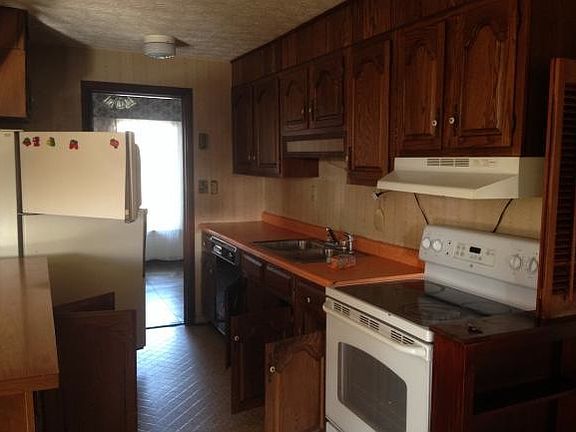 2nd image of 220 Hammond Ave