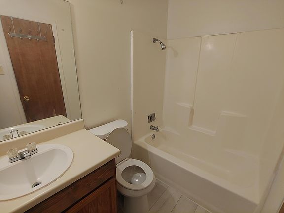 5th image of 1701 Cedarhill Dr APT B