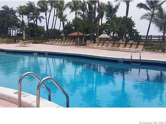 5th image of 26551 Collins Ave #609