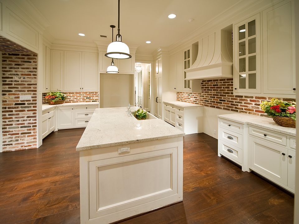 2nd image of 2041 Claremont Ln