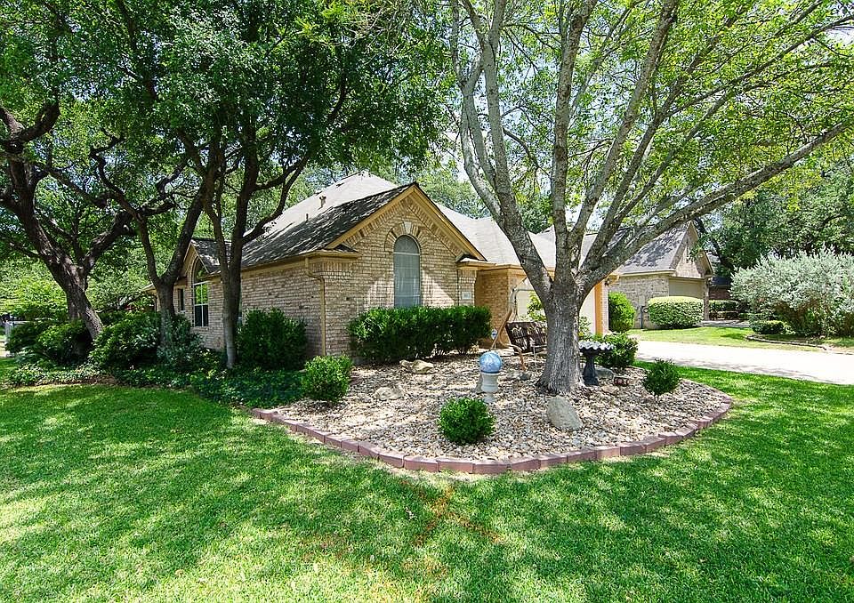 1st image of 310 N Kings Canyon Dr
