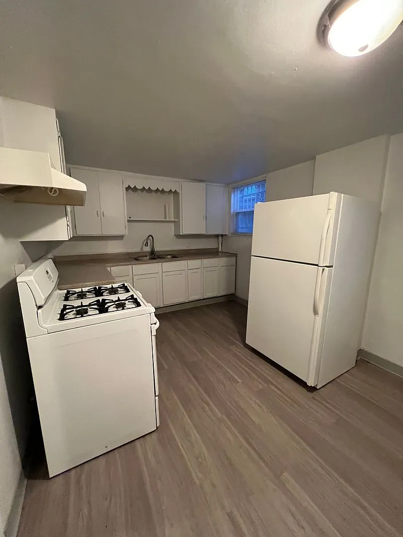 2 Bedroom 1 Bathroom in Delmar Parkway — Photo 3