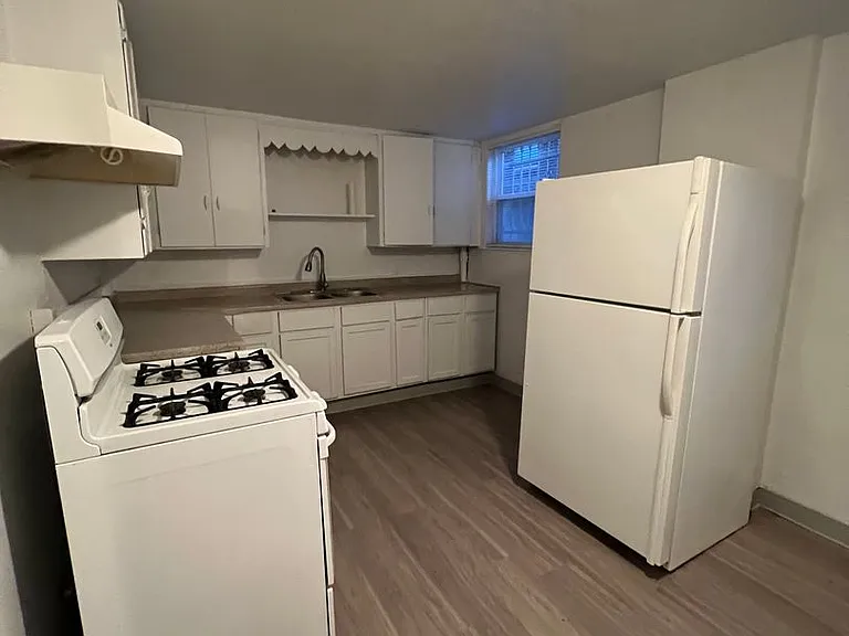2 Bedroom 1 Bathroom in Delmar Parkway — Photo 3