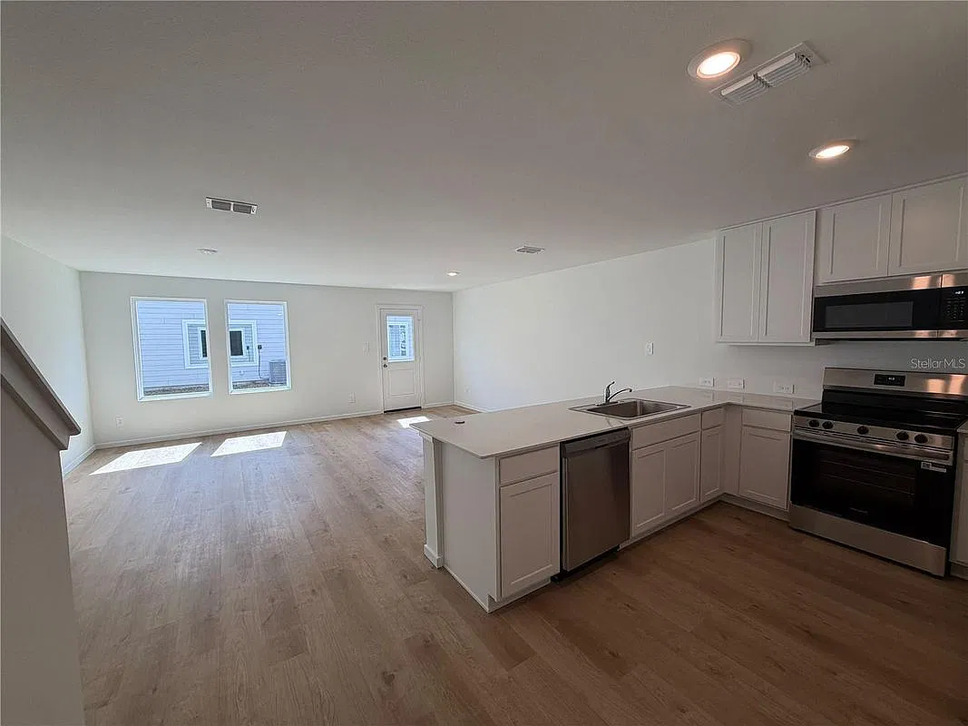 3 bed, 2.5 bath, 1378 sqft, $2,150 — Photo 2