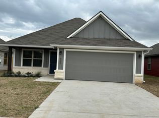 1211 Highgarden Dr, Navasota, TX 77868