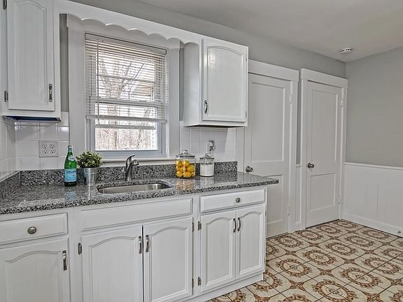 5th image of 48 Royal Ave