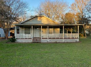 802 Gilbert St, Edna, TX 77957