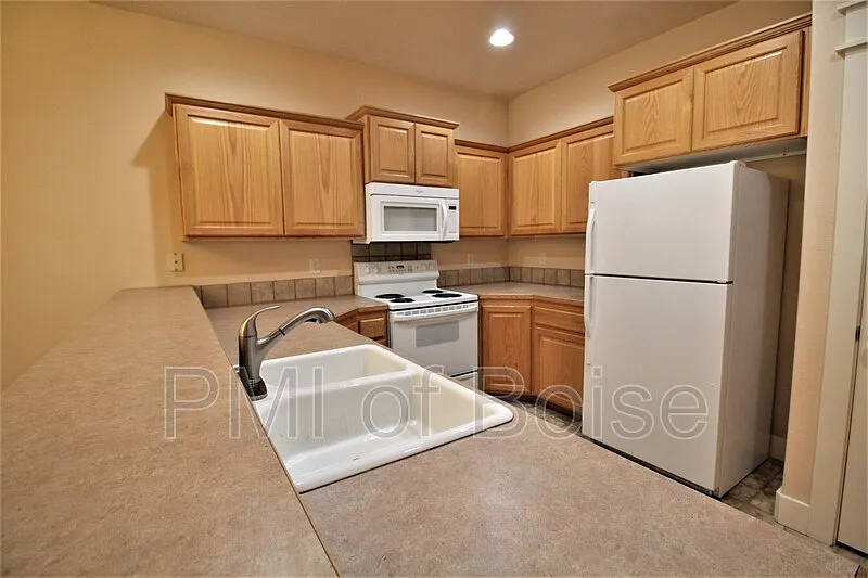 3 bed, 2.5 bath, 1600 sqft, $1,895 — Photo 4