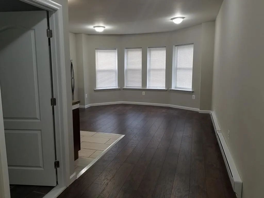 1 bed, 700 sqft, $900 — Photo 2