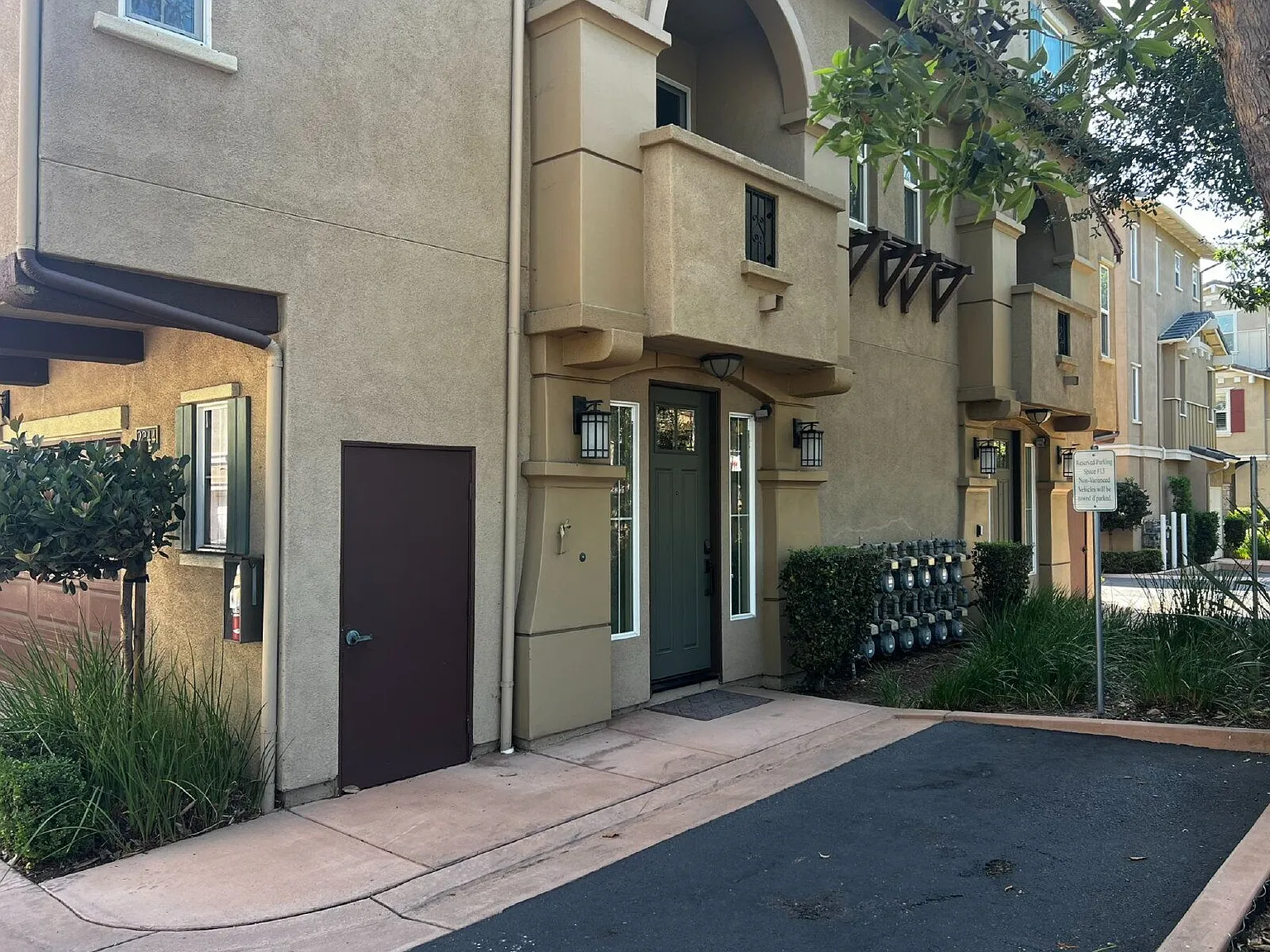 3 bed, 3.0 bath, 1253 sqft, $3,800 — Photo 2