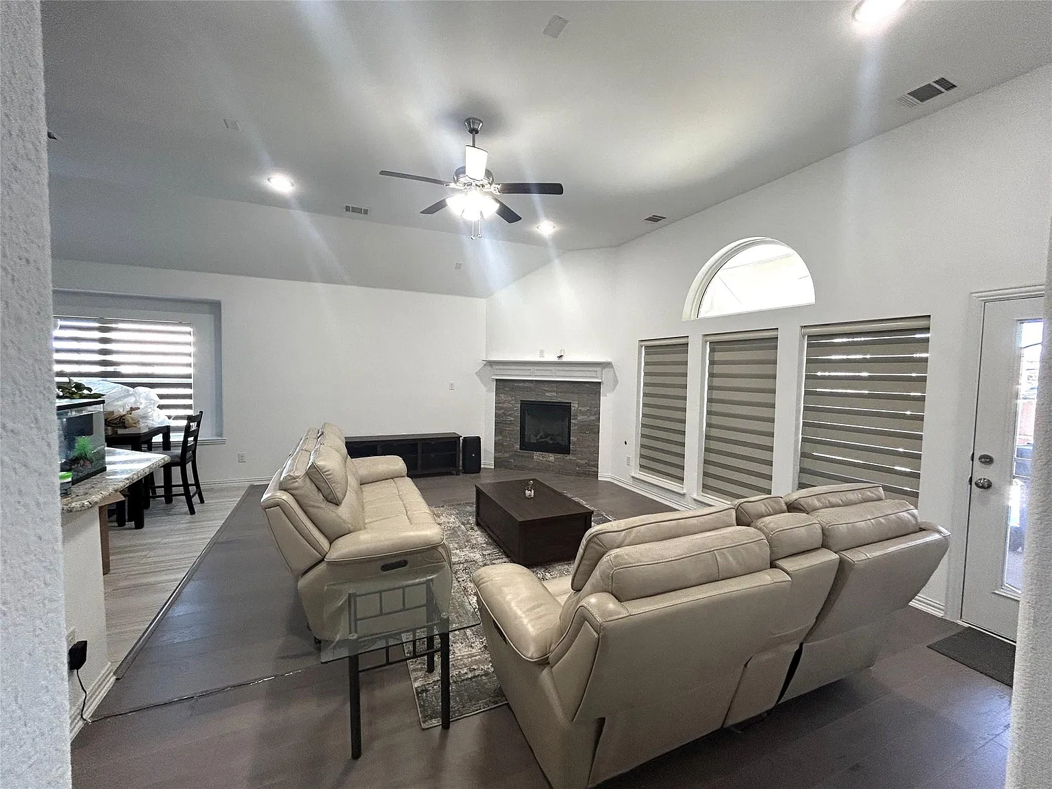 3 bed, 1928 sqft, $2,595 — Photo 2