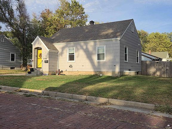 3rd image of 906 10th St