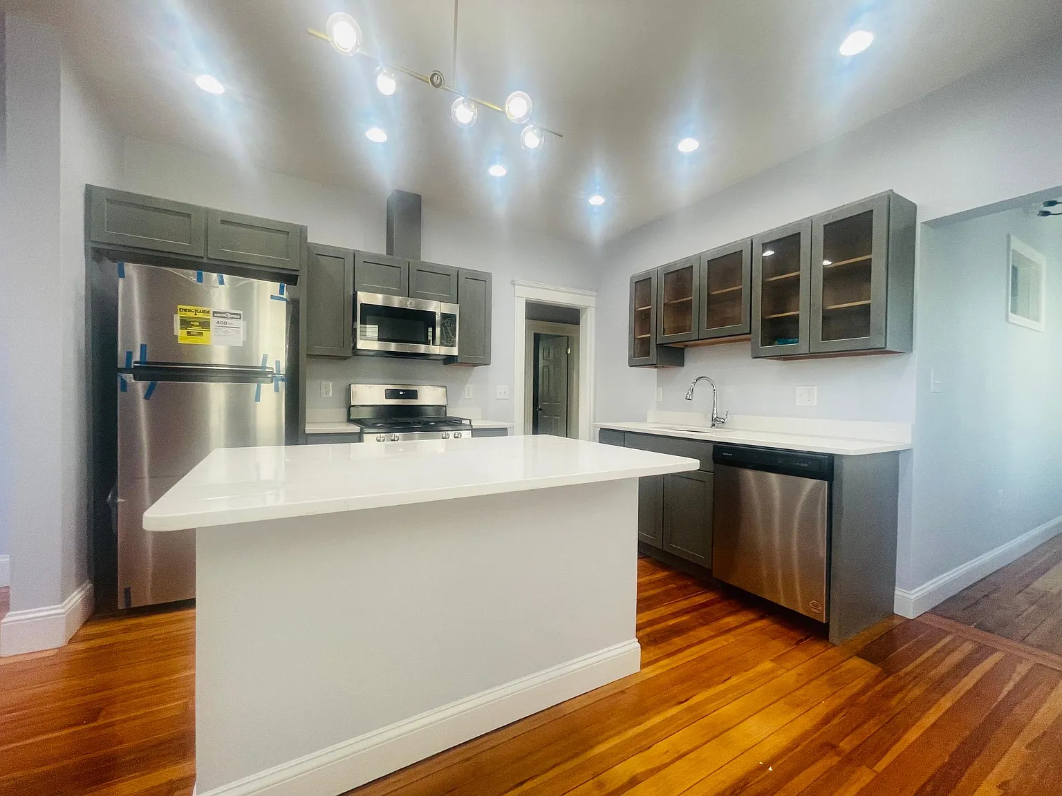 3 bed, $3,000 — Photo 1