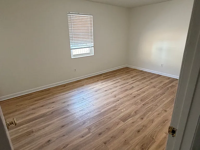 4000 E 14th St — Photo 12