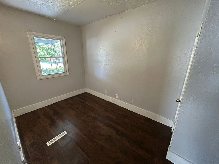 640 W 13th St — Photo 56