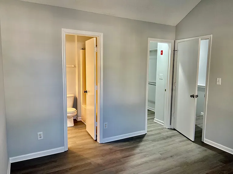 2nd Master going in to bath and walk in closet