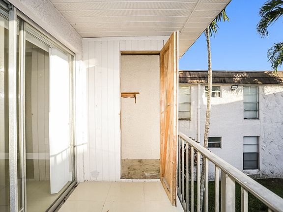 3rd image of 10395 N Kendall Dr APT V6