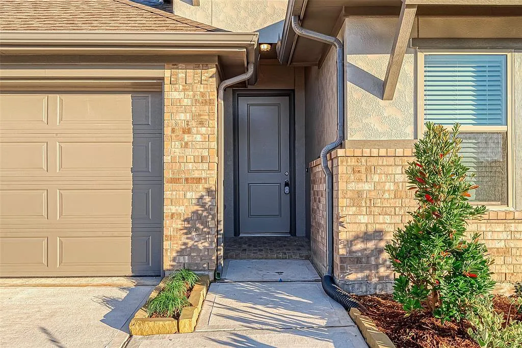4 bed, 3.0 bath, 2057 sqft, $2,595 — Photo 2