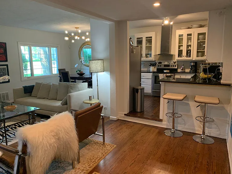 2817 Lovers Ln — Photo 2
