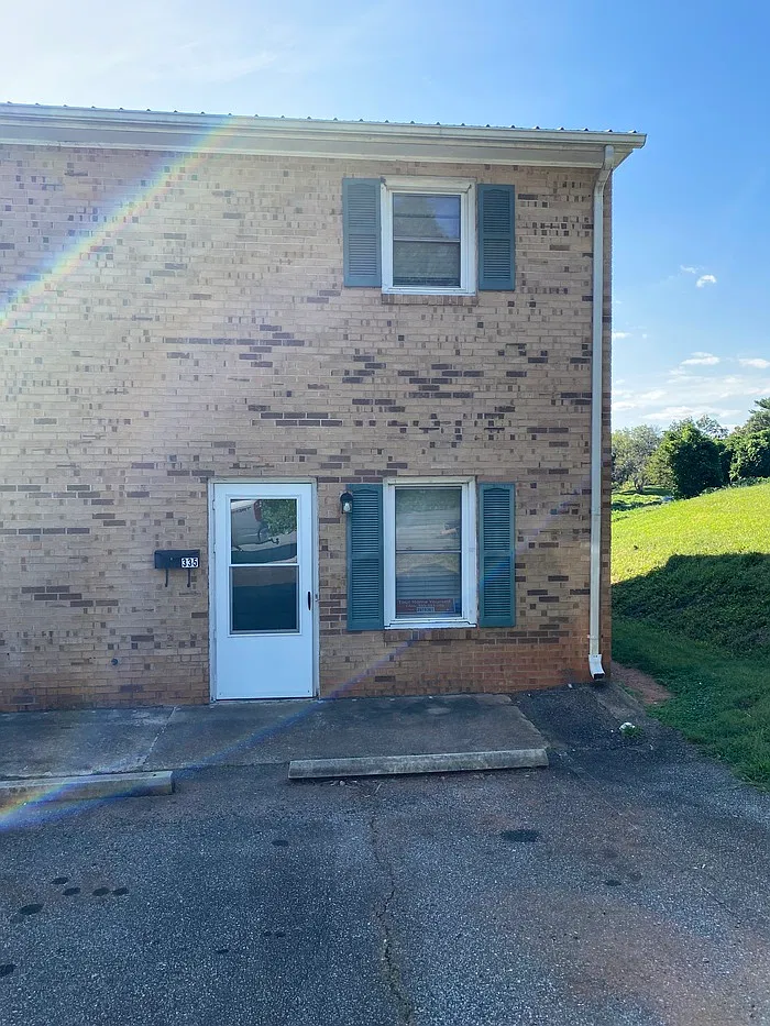 2 bed, 1.5 bath, 1056 sqft, $825 — Photo 1