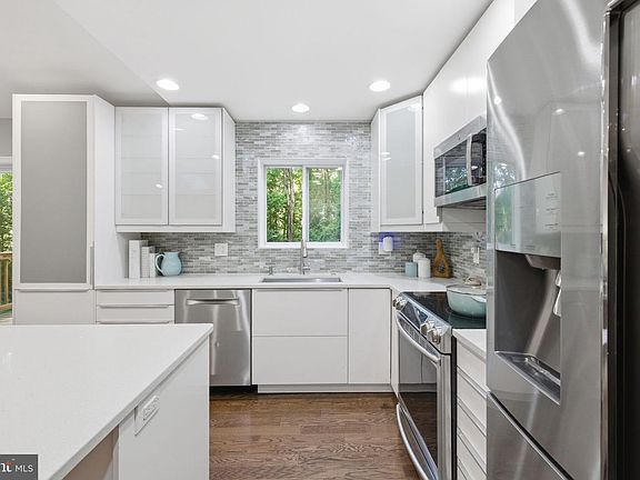 3rd image of 7371 Crown Ln