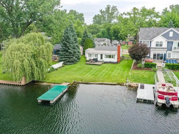 4675 Charest Ave, Waterford, MI 48327