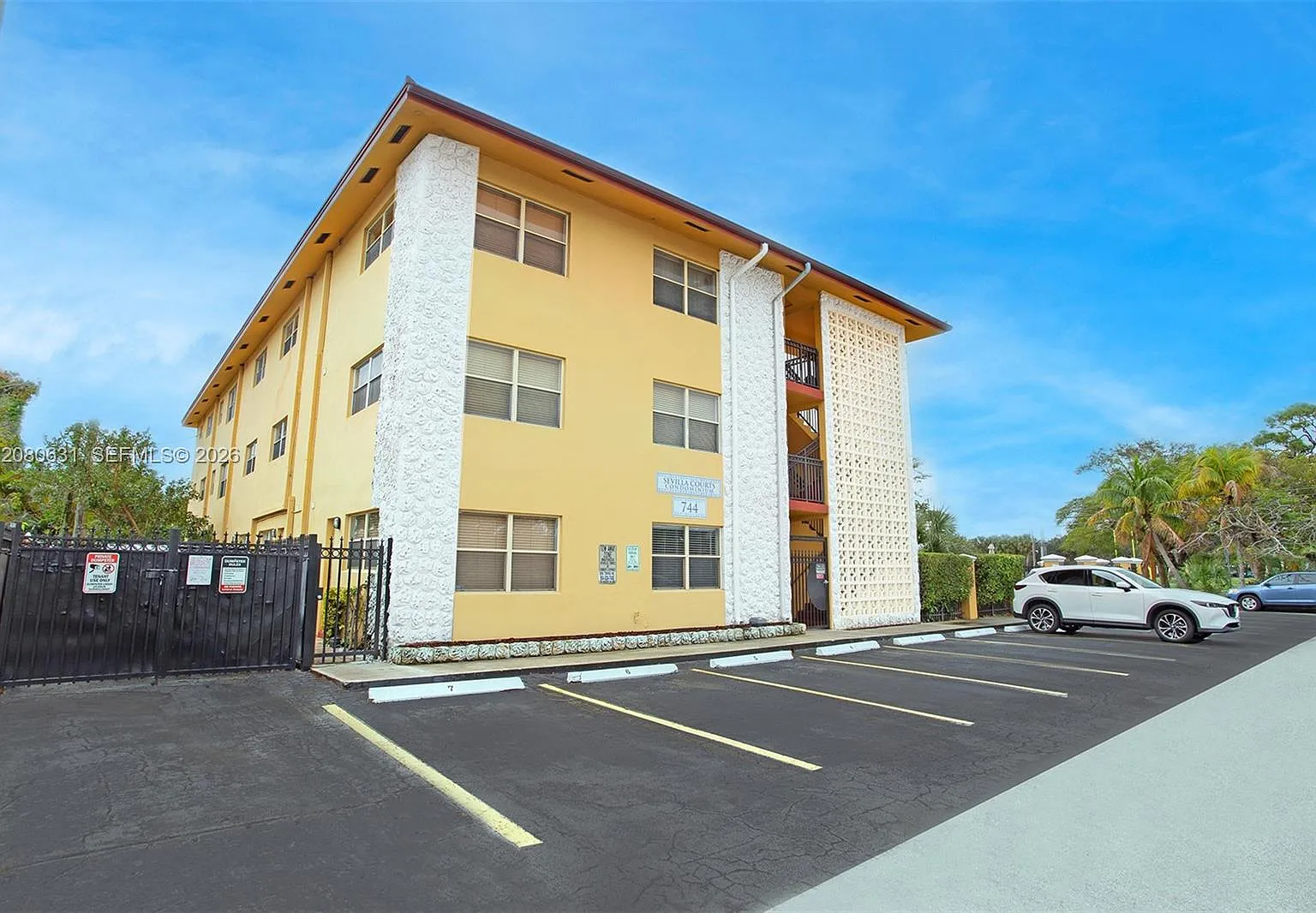 Sevilla Courts Condo — Photo 3