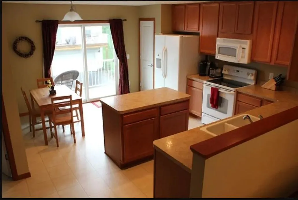 2 bed, 1.5 bath, 1810 sqft, $2,200 — Photo 3