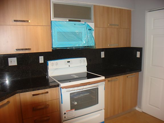 Kitchen w/ new cabinets and appliances