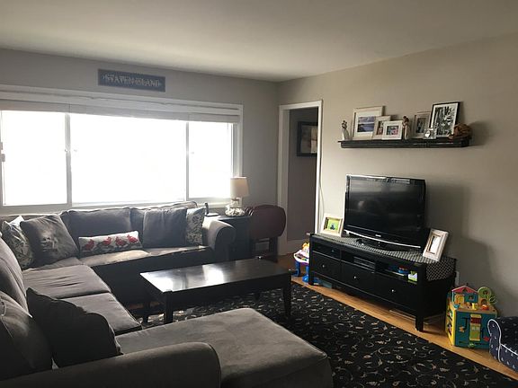 2nd image of 15 Huron Pl #2