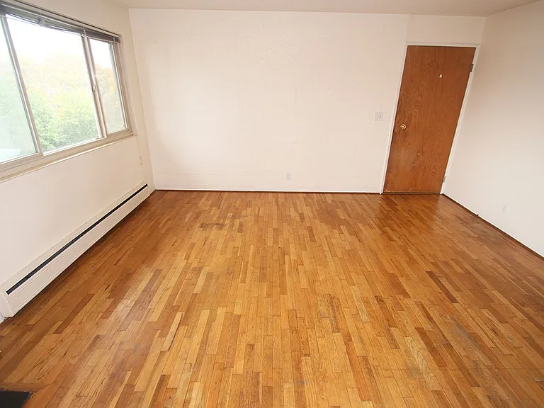 2323 W Newton St — Photo 4